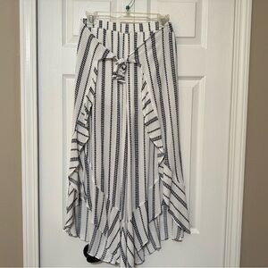 Black and White Women's cropped pants